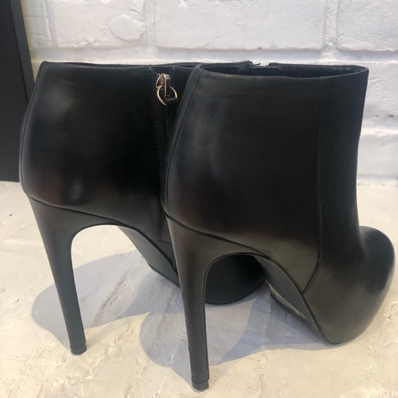 Size 8 leather booties, 3 inches heels, by Lê Chateau. - Picture 2 of 6